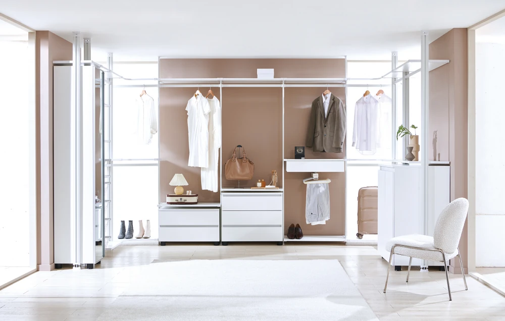 SEUM system furniture combining wardrobes and shelves